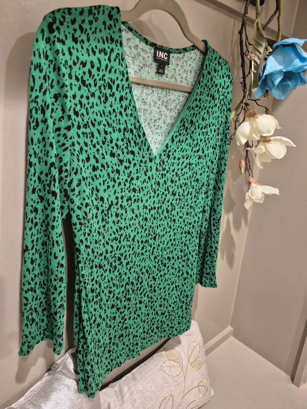 Never Worn Size L Green Animal Print V-Neck Long Sleeve Ribbed Top Soft Comfy